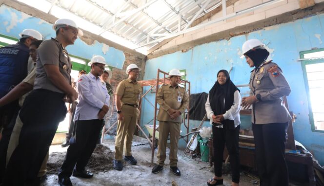 
					Polres Semarang Renovasi Tiga Rumah Tak Layak Huni, Bupati Apresiasi Kepedulian Polri