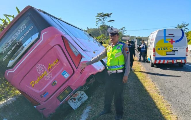 
					Bus Terperosok ke Parit di Tol Bawen–Salatiga, Dua Penumpang Meninggal Dunia