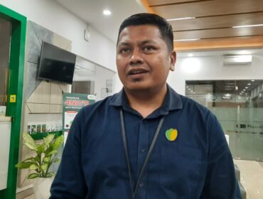 Pelemahan nilai tukar rupiah terhadap dolar AS mendorong peningkatan minat masyarakat Semarang terhadap investasi emas.