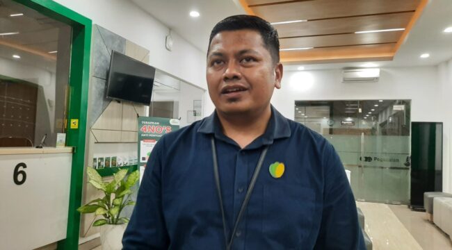 Pelemahan nilai tukar rupiah terhadap dolar AS mendorong peningkatan minat masyarakat Semarang terhadap investasi emas.