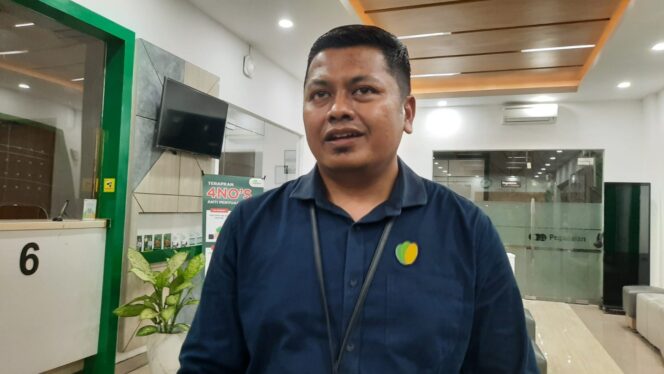 
					Pelemahan nilai tukar rupiah terhadap dolar AS mendorong peningkatan minat masyarakat Semarang terhadap investasi emas.