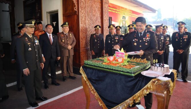 
					Dandim 0714/Salatiga Berikan Surprise HUT Bhayangkara ke-80, Wujudkan Soliditas TNI-Polri