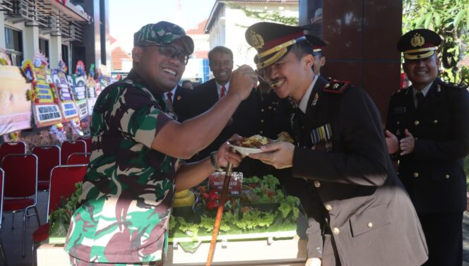 
					Upacara Hari Bhayangkara ke-80 di Polres Demak Berlangsung Khidmat, Dandim 0716 Berikan Kejutan Spesial
