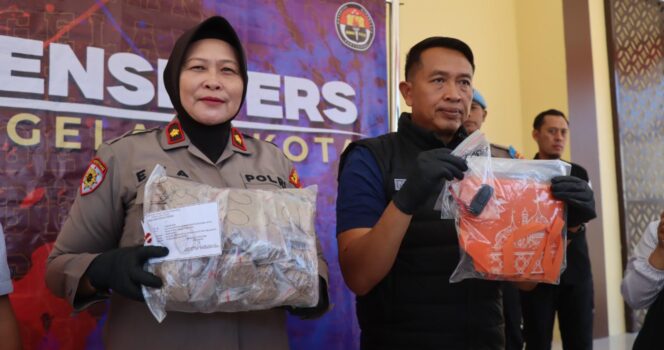 
					Kurir Tembakau Sintetis Menyerahkan Diri, Polres Magelang Kota Sita 31 Paket Narkotika