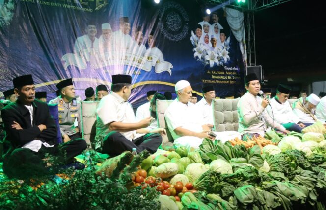 
					Kapolres Boyolali Hadiri Pengajian Akbar KH Anwar Zahid, Ribuan Warga Memadati Lokasi Acara
