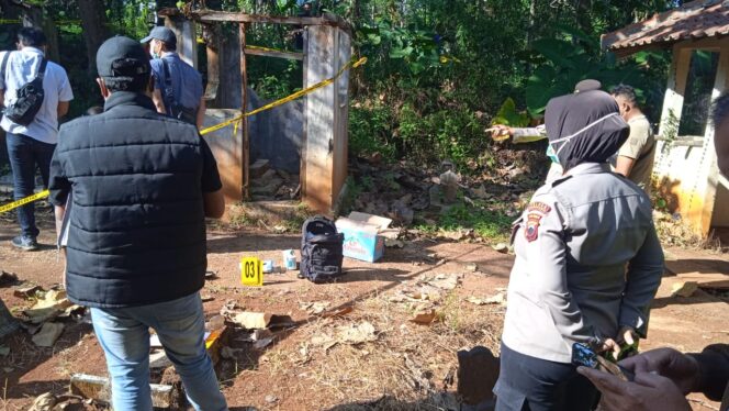 
					Curiga Lihat Kain Kafan di Gundukan Tanah Dekat Makam Keluarga, Warga Bawen Temukan Jenazah Bayi