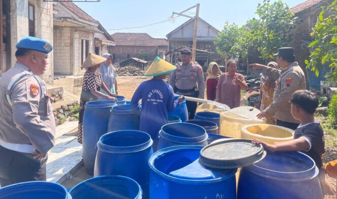 
					Sat Samapta Polres Jepara Kembali Salurkan Air Bersih untuk Warga Kedung yang Terdampak Kekeringan
