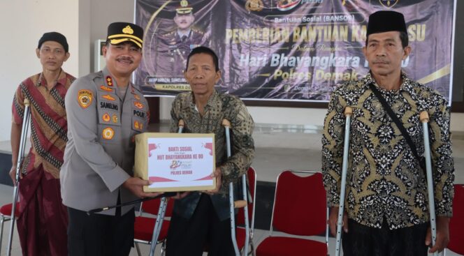 
					Respons Aduan di Media Sosial, Polres Demak Salurkan Empat Kaki Palsu untuk Penyandang Disabilitas