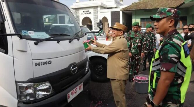 
					Bupati Semarang Serahkan Mobil Operasional untuk Koperasi Merah Putih, Dorong Kemandirian Ekonomi Desa