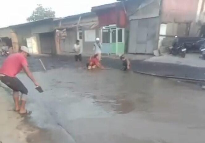 
					Warga Bandarharjo Swadaya Cor Jalan Rusak Dekat Pelabuhan, Prihatin Banyak Korban Kecelakaan
