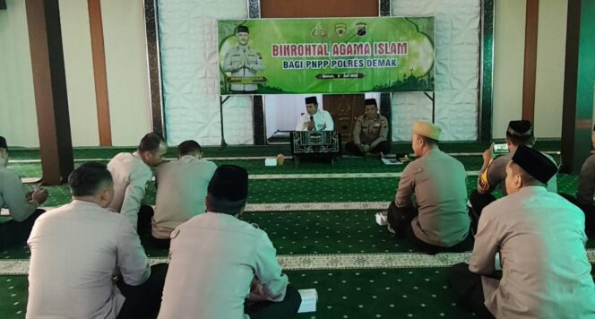 
					Binrohtal Polres Demak Perkuat Mental Personel, Tekankan Pentingnya Keharmonisan Keluarga