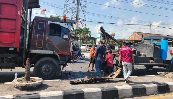 
					Diduga Rem Bermasalah, Truk Tronton Hantam Lima Kendaraan di Lampu Merah Blabak Mungkid