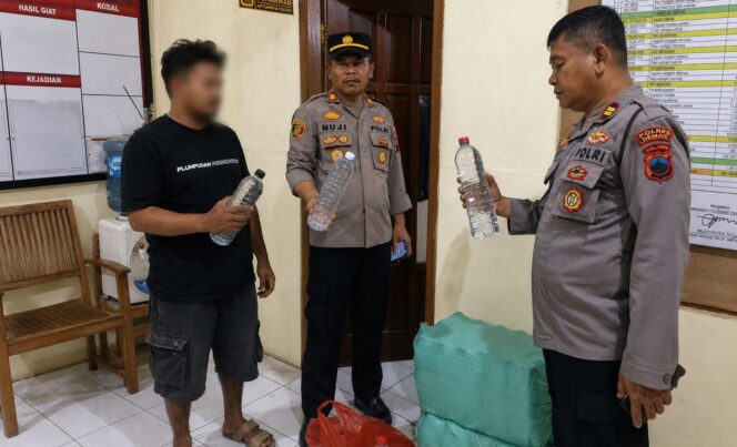 
					Perang Melawan Es Moni, Polsek Karangawen Demak Sita 130 Botol Arak