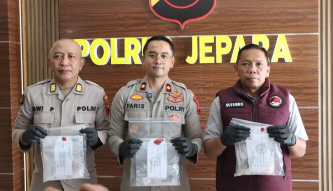 
					Polres Jepara Bongkar 20 Kasus Narkoba, 23 Tersangka Diamankan dan Ribuan Obat Terlarang Disita