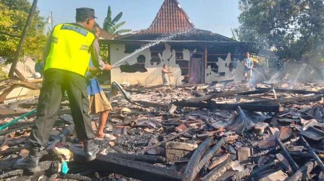 
					Polsek Wonosegoro Gerak Cepat Tangani Kebakaran Rumah Warga di Wonosamodro