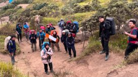 Momen perjalanan menuju puncak Gunung Merbabu pada kegiatan Trip to Merbabu bersama Reksa Giri Wana Education. Dok. Media HW UMS