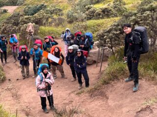 Momen perjalanan menuju puncak Gunung Merbabu pada kegiatan Trip to Merbabu bersama Reksa Giri Wana Education. Dok. Media HW UMS