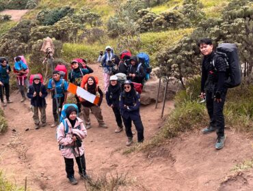 Momen perjalanan menuju puncak Gunung Merbabu pada kegiatan Trip to Merbabu bersama Reksa Giri Wana Education. Dok. Media HW UMS