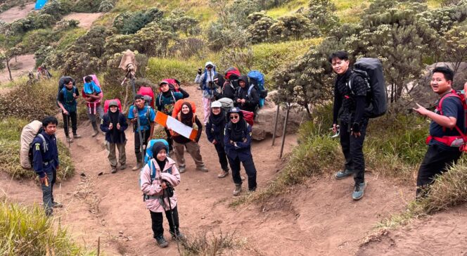 
					Momen perjalanan menuju puncak Gunung Merbabu pada kegiatan Trip to Merbabu bersama Reksa Giri Wana Education. Dok. Media HW UMS