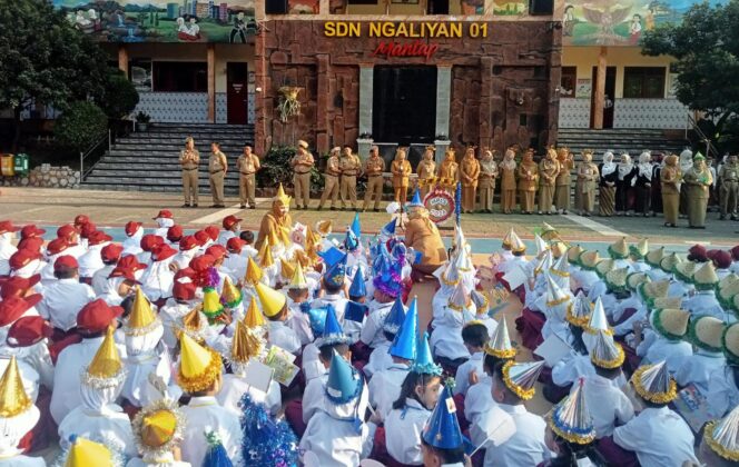 
					Hari Pertama Sekolah di SDN Ngaliyan 01 Semarang, Orang Tua Antusias Dampingi Siswa Baru Ikuti MPLS