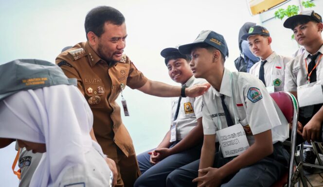 
					Anak Ojek hingga Buruh Tani Dapat Kesempatan Sekolah Gratis, Ahmad Luthfi: Jangan Pernah Minder