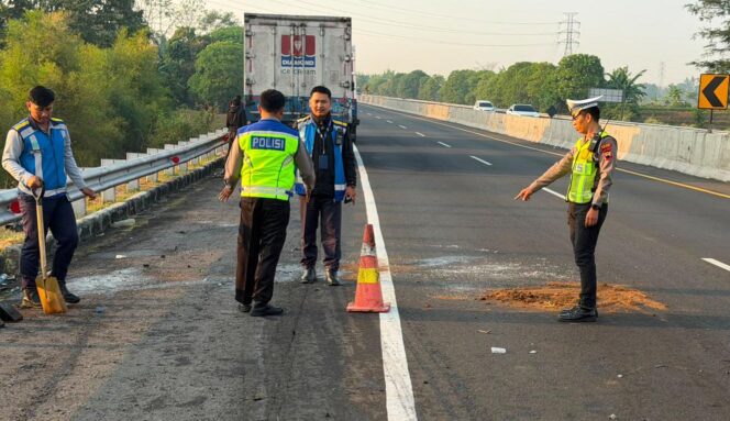 
					Diduga Terlambat Mengantisipasi, Innova Tabrak Belakang Truk Tronton di Tol Bawen–Salatiga, Sopir Luka Berat