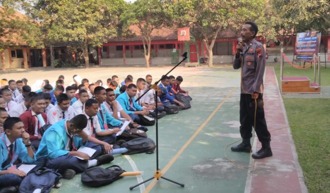 
					Polsek Sawit Isi MPLS SMKN 1 Sawit dengan Edukasi Karakter dan Kesadaran Hukum