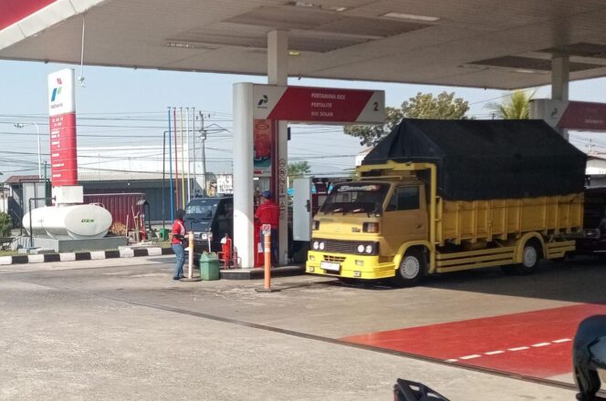 
					Diduga Gunakan Pelat Nomor Tak Sesuai, Truk Pengisi Solar di SPBU Mandiraja Wetan Banjarnegara Jadi Sorotan