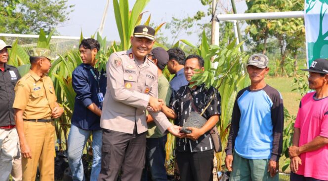 
					Polres Kendal Bersama Warga Tanam 700 Bibit Pohon, Wujudkan Desa Tunggulsari Lebih Hijau