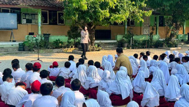 
					Polres Boyolali Edukasi Siswa SDN 1 Kemiri tentang Anti-Perundungan dan Keselamatan Berlalu Lintas