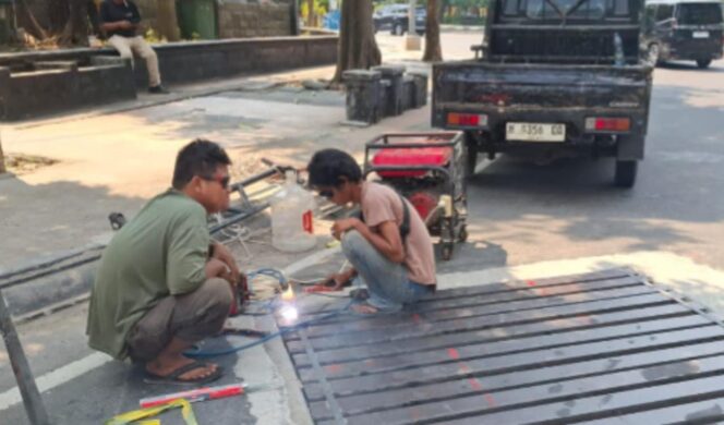 
					DPU Kota Semarang Pastikan Perbaikan Grill Jalan Pahlawan Hampir Rampung, Grating Baru Segera Dipasang