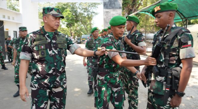 
					Pangdam IV/Diponegoro Tinjau Yonif TP 450 dan 451, Tekankan Kesiapan Tempur Prajurit