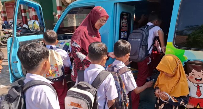 
					Dedikasi Guru SD di Tengaran, Usai Mengajar Rela Jadi Sopir Antar Pulang Siswa Demi Keselamatan