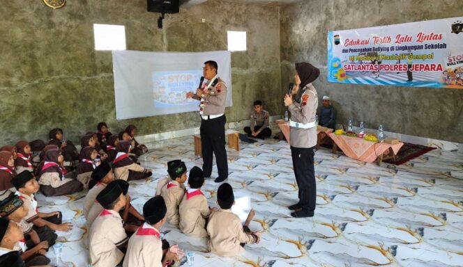 
					Satlantas Polres Jepara Tanamkan Kesadaran Tertib Lalu Lintas dan Cegah Bullying kepada Siswa MI Mambaul Masholih