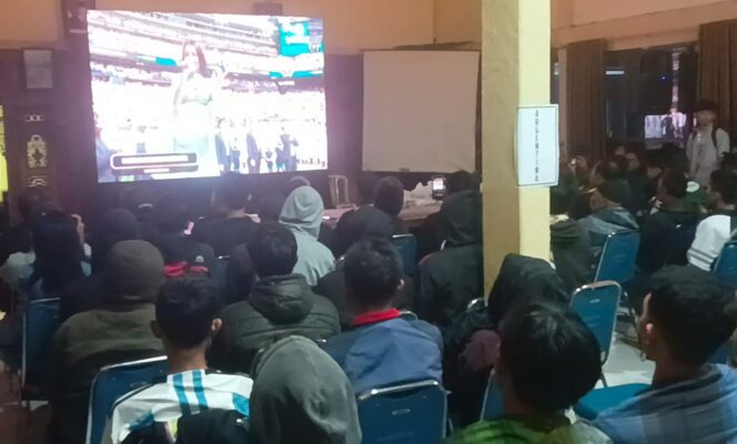 
					Nobar Final Piala Dunia 2026, Koramil 04/Bawang Bangun Keakraban Bersama Warga