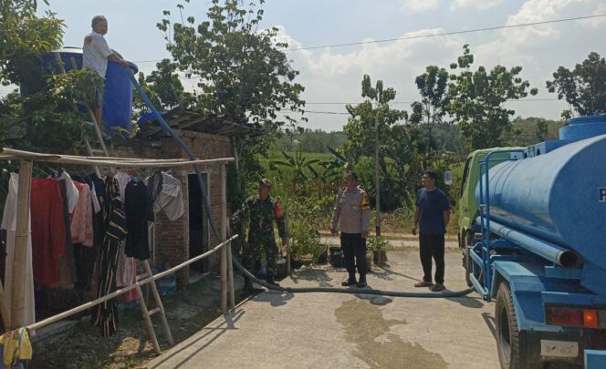 
					Babinsa Desa Poleng Dampingi Penyaluran 16 Ribu Liter Air Bersih untuk Warga Terdampak Kekeringan
