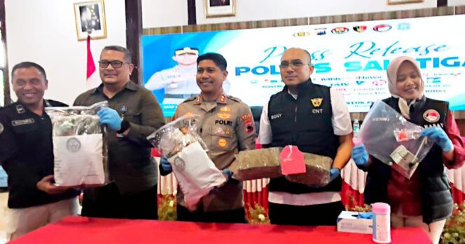 
					Polres Salatiga Bongkar Jaringan Narkotika, Dua Tersangka Ditangkap dan Hampir 6 Kilogram Ganja Disita