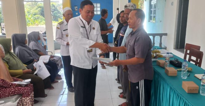 
					Polsek Pagerbarang Kawal Penyerahan Sertifikat PTSL di Desa Jatiwangi, 116 Warga Terima Hak Atas Tanah
