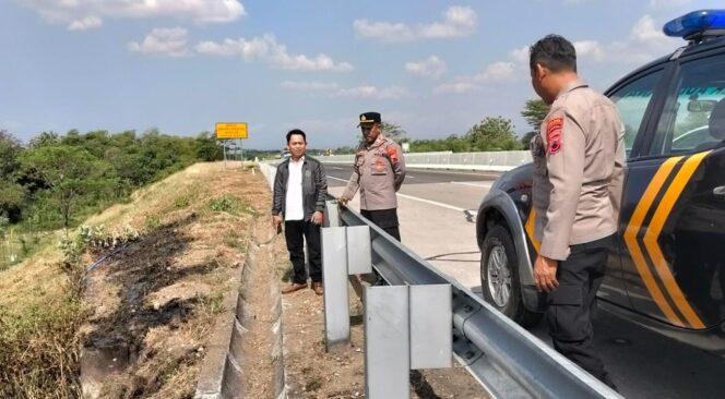 
					Rumput Kering Terbakar di Area Tol Trans Jawa, Polisi dan Warga Sigap Cegah Api Meluas