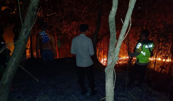 
					Polisi, Damkar, dan Warga Kompak Padamkan Kebakaran Lahan di Wonosegoro