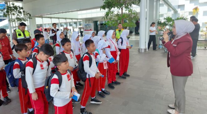 
					Peringati Hari Anak Nasional, Bandara Ahmad Yani Semarang Kenalkan Keselamatan Penerbangan kepada Siswa SD