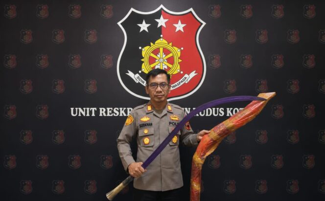 
					Polisi Gagalkan Pengiriman Klewang 1,3 Meter ke Remaja di Kudus, Dibeli Lewat Marketplace untuk Koleksi
