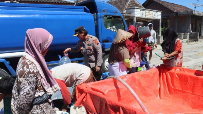 
					Polres Boyolali Bersama Pemkab Salurkan Air Bersih untuk Warga Terdampak Kekeringan di Wonosegoro