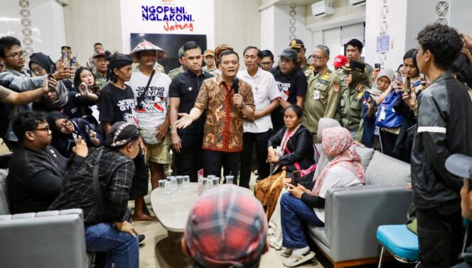 
					Rumah Rakyat Jadi Ruang Aspirasi, Gubernur Ahmad Luthfi Pastikan Aduan Warga Ditindaklanjuti