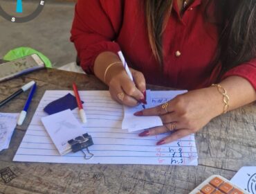 Seorang perempuan berbaju merah terlihat sedang melayani pembelian kupon togel 