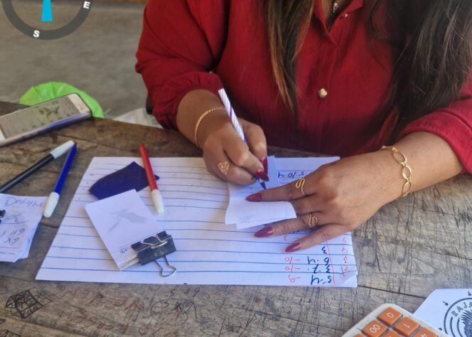 
					Seorang perempuan berbaju merah terlihat sedang melayani pembelian kupon togel 