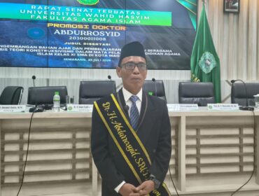 Dr. KH. Abdurrosyid usai ujian promosi doktor di Kampus I Unwahas, Sampangan Semarang