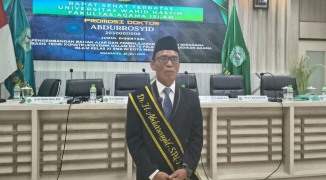 Dr. KH. Abdurrosyid usai ujian promosi doktor di Kampus I Unwahas, Sampangan Semarang