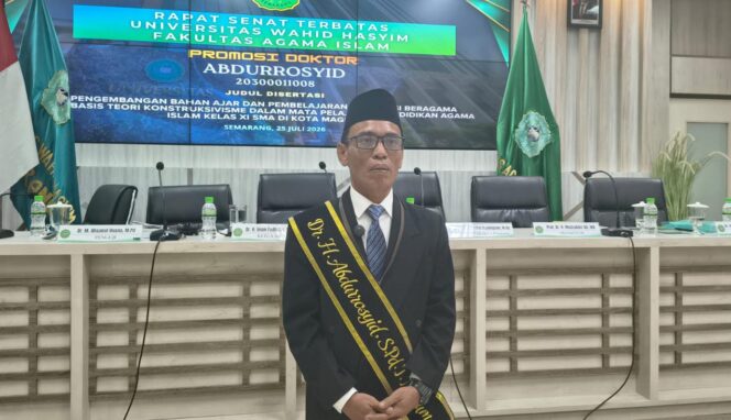 
					Dr. KH. Abdurrosyid usai ujian promosi doktor di Kampus I Unwahas, Sampangan Semarang