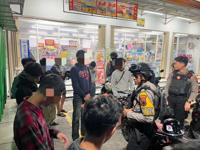 
					Tim Sparta Polresta Surakarta Cegah Tawuran Dini Hari, 12 Remaja Diamankan untuk Pembinaan